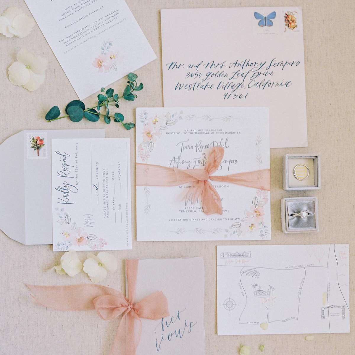 淡粉色的请柬套间平铺