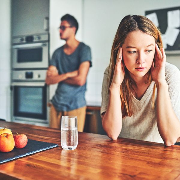 一个妻子和丈夫试图在离婚期间分类事情。“class=