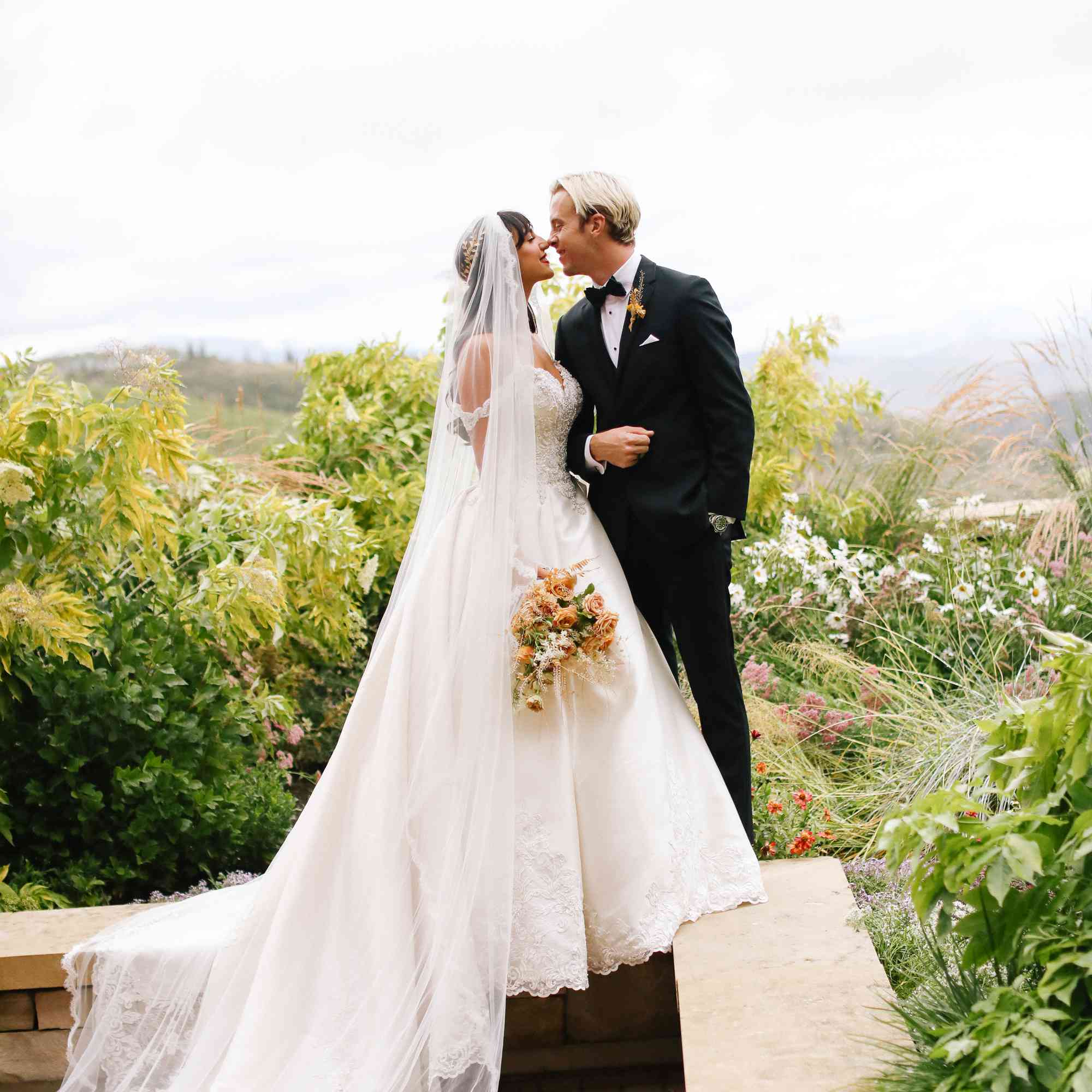 萨凡纳和riker婚礼，夫妇“class=