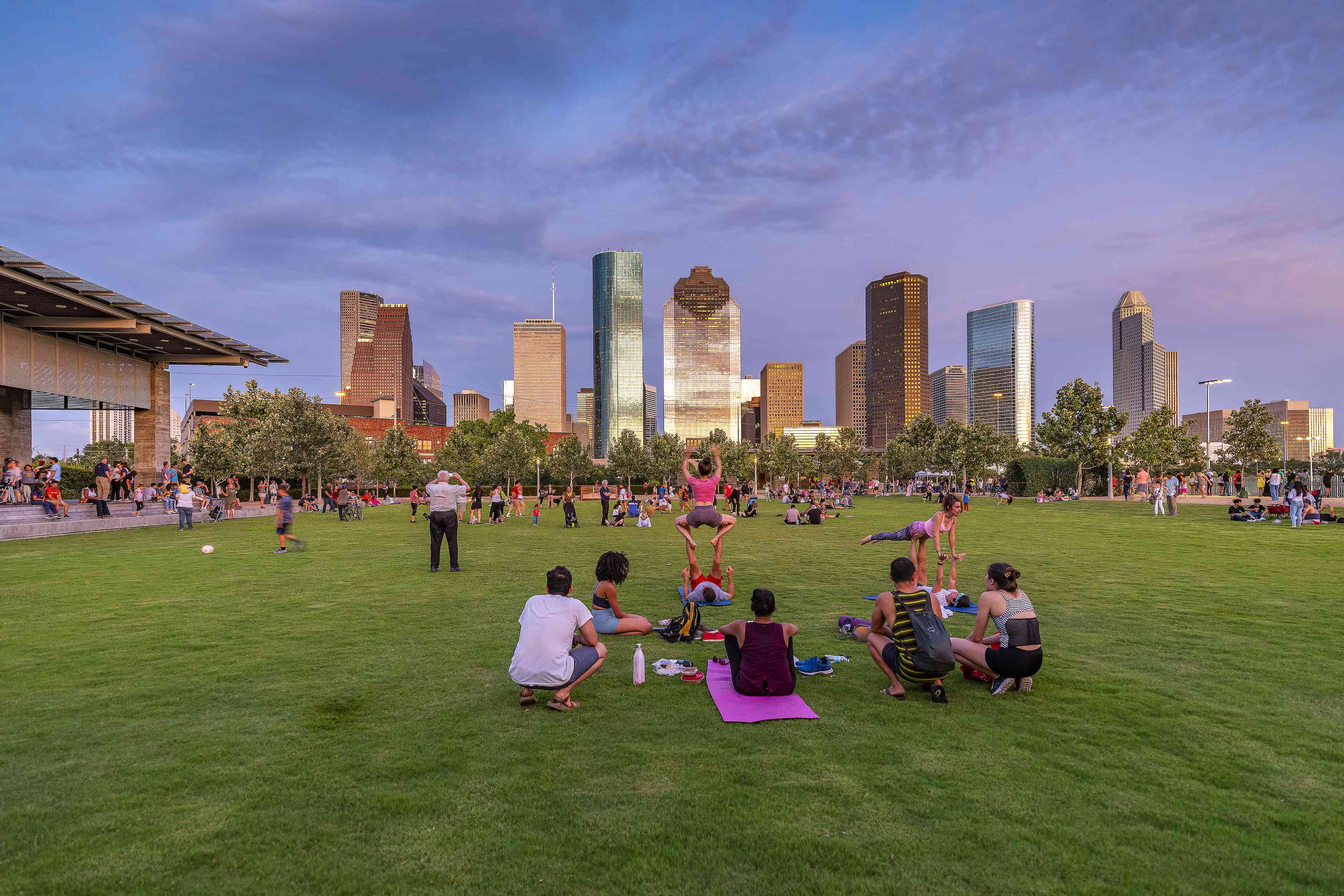 布法罗湾公园的人们站在草坪上俯瞰天际线