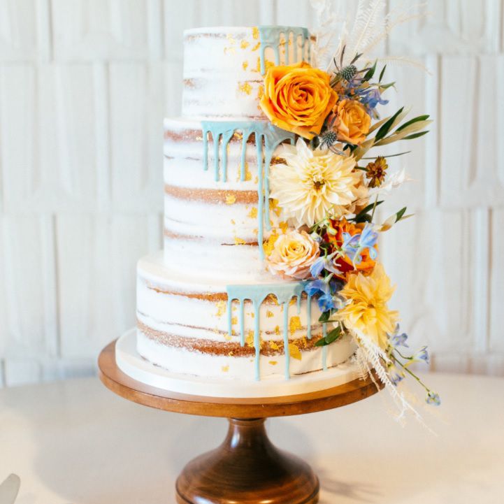 有蓝色水滴和秋天花朵的裸体蛋糕