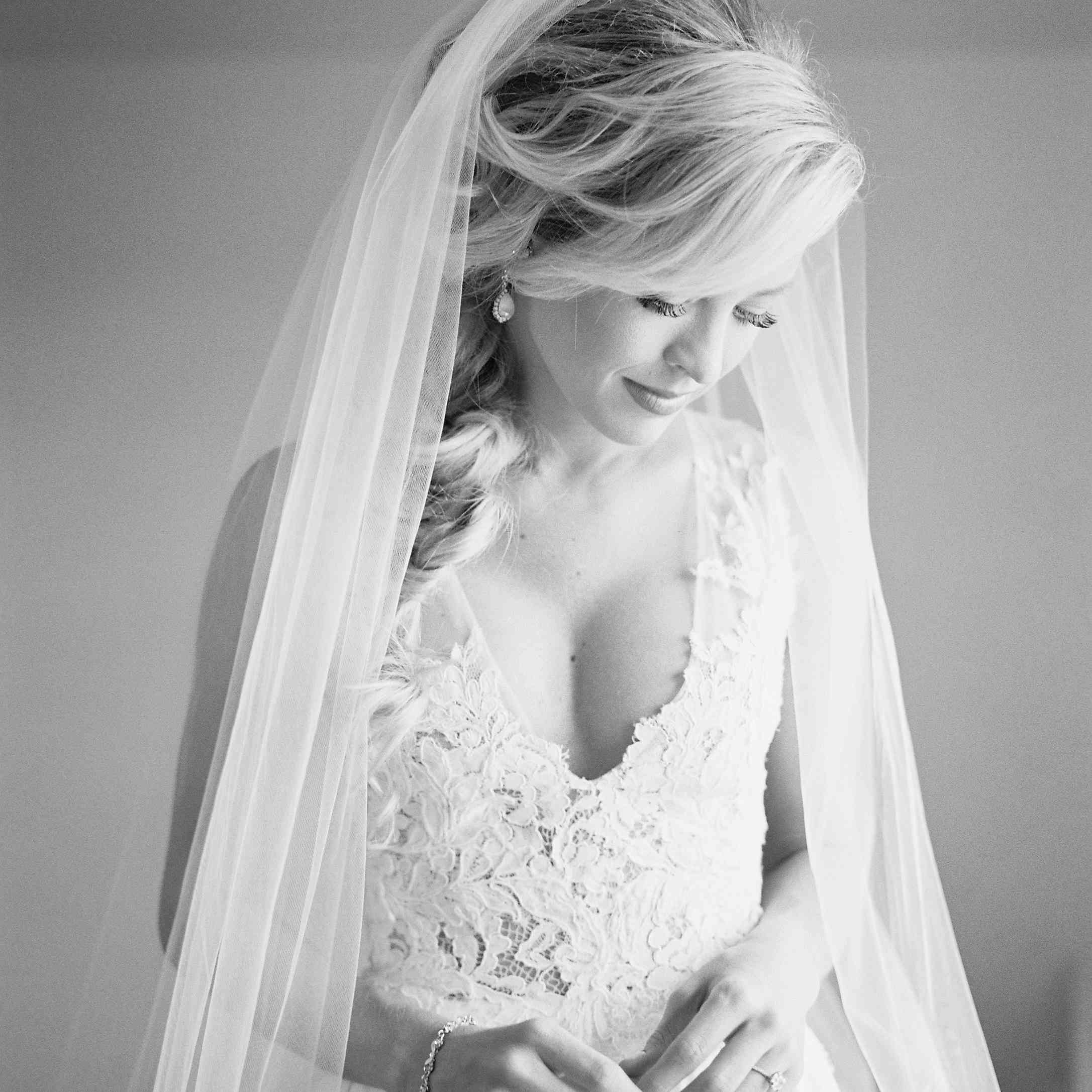 <p>新娘单人镜头黑白</p><br><br>