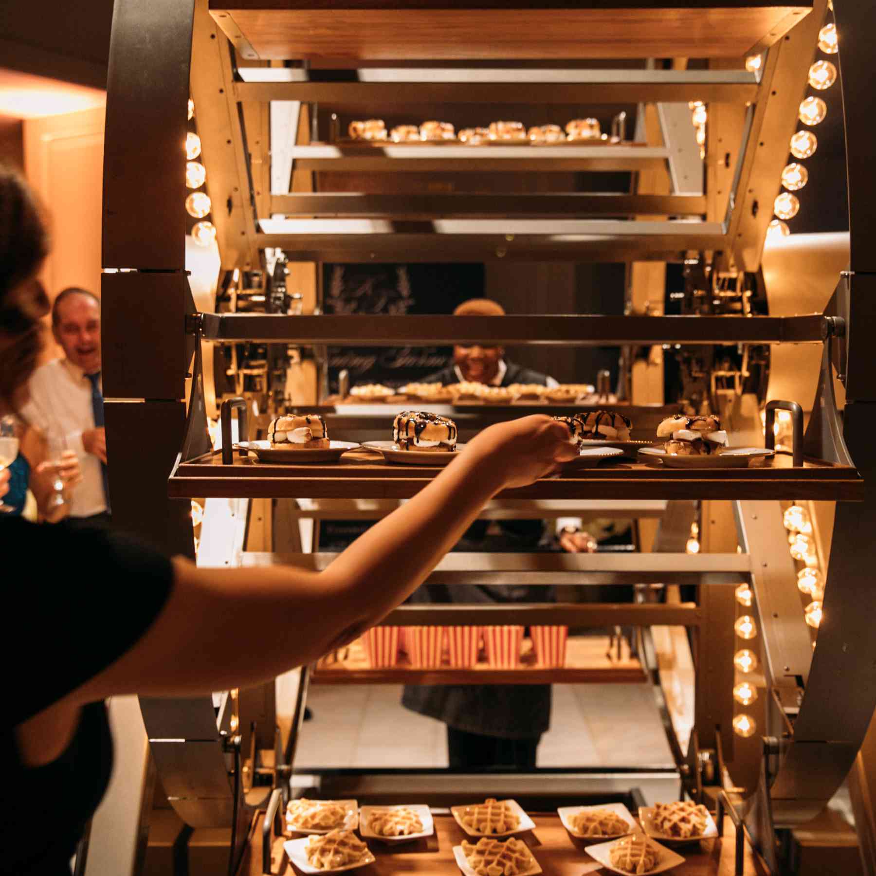 摩天轮上的现代嘉年华盛宴