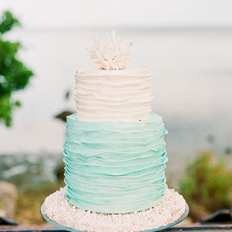 在你的蓝白相间的婚礼蛋糕上，可以直接从海里找到一些东西，比如Cloud 9面包店甜点上这片珍珠色的珊瑚