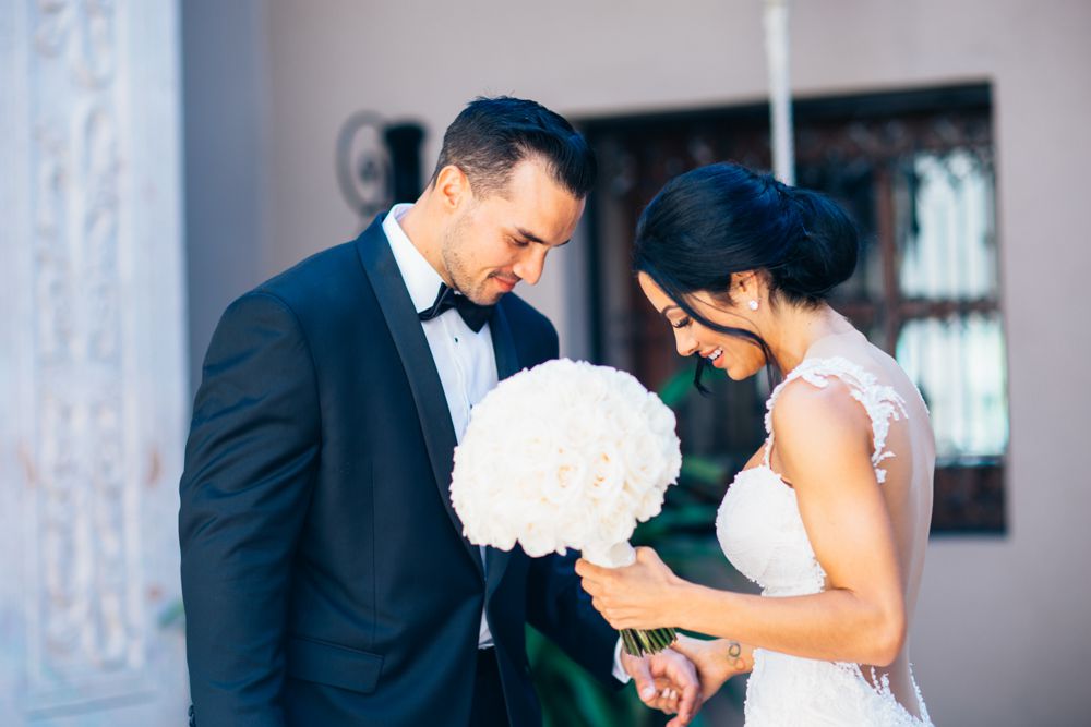 新娘和新郎手持花束