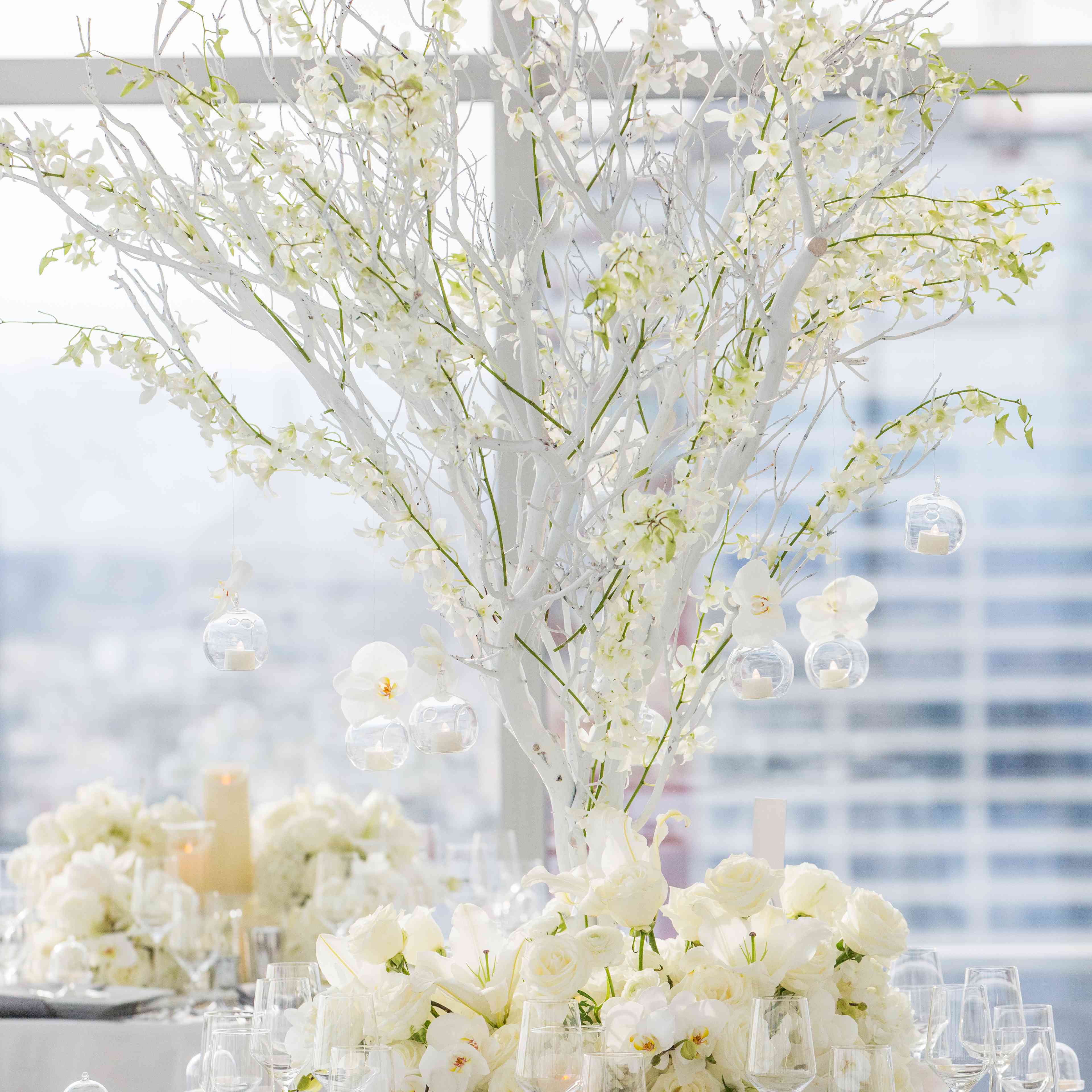 曼萨尼塔枝，兰花，许愿蜡烛和玻璃球的中心装饰品