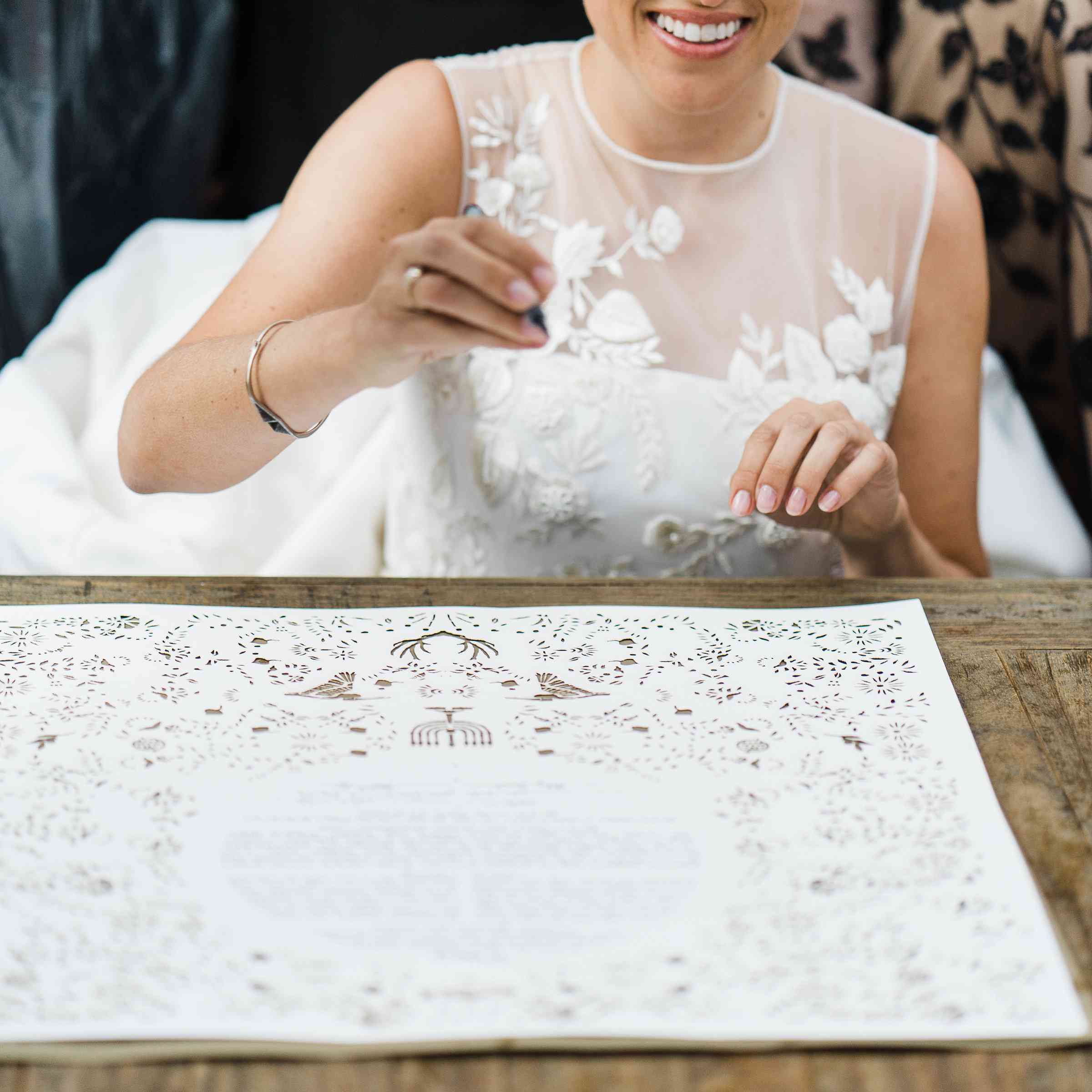 签署ketubah的新娘