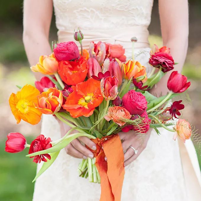 大胆的橙色和粉红色包花束