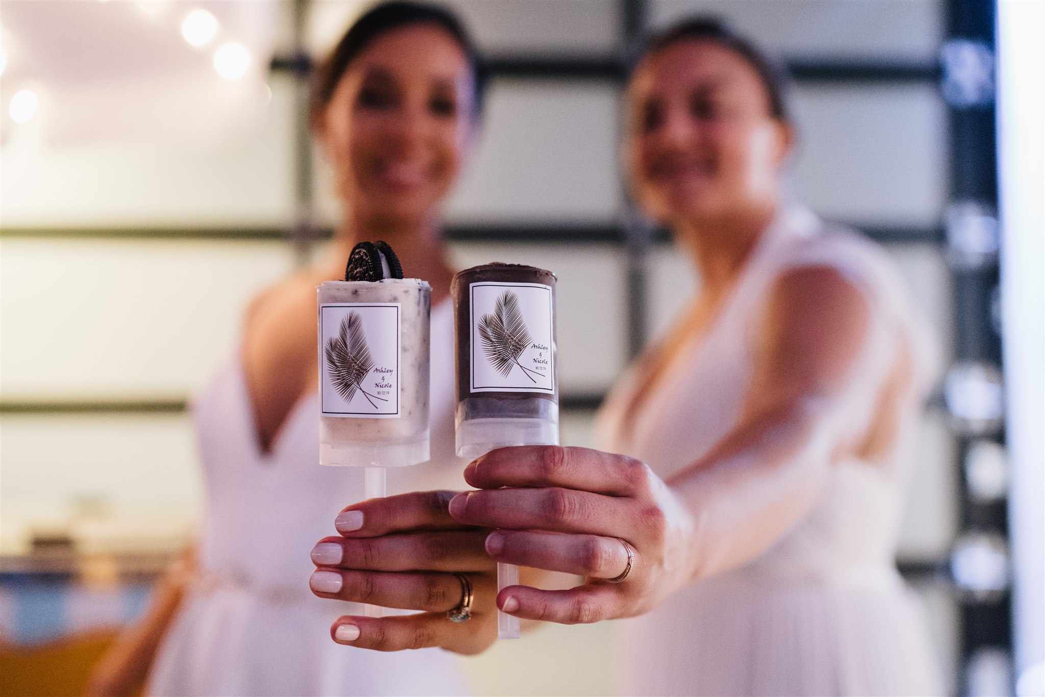 拿着冰淇淋锥体的新娘