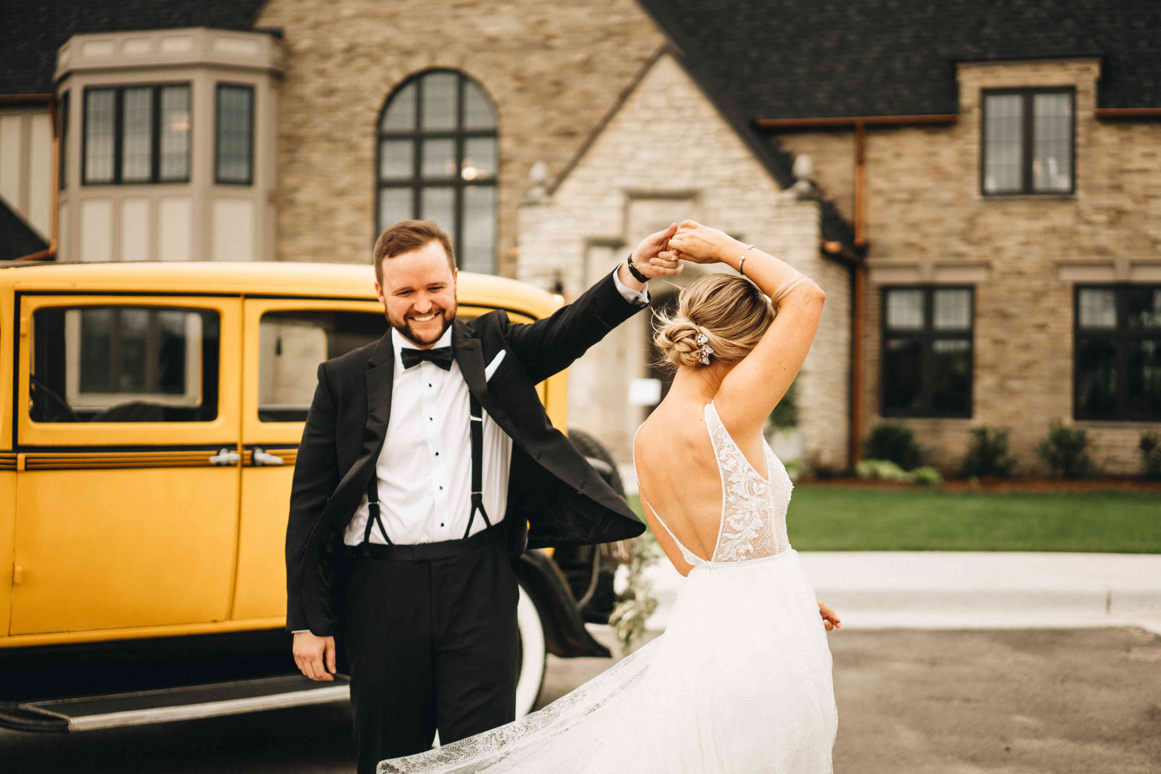 新娘和新郎在外面跳舞