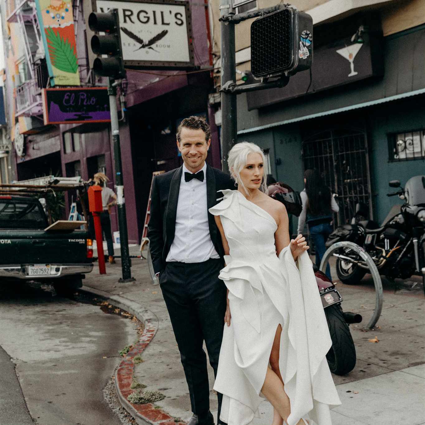 一对穿过城市的夫妇