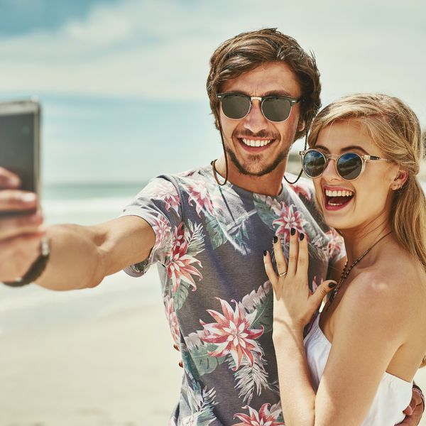 订婚的情侣在海滩上自拍