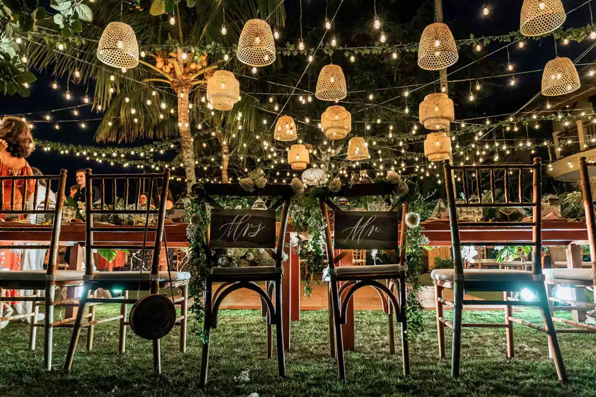 在热带地区，小酒馆的灯光和藤灯笼的天篷