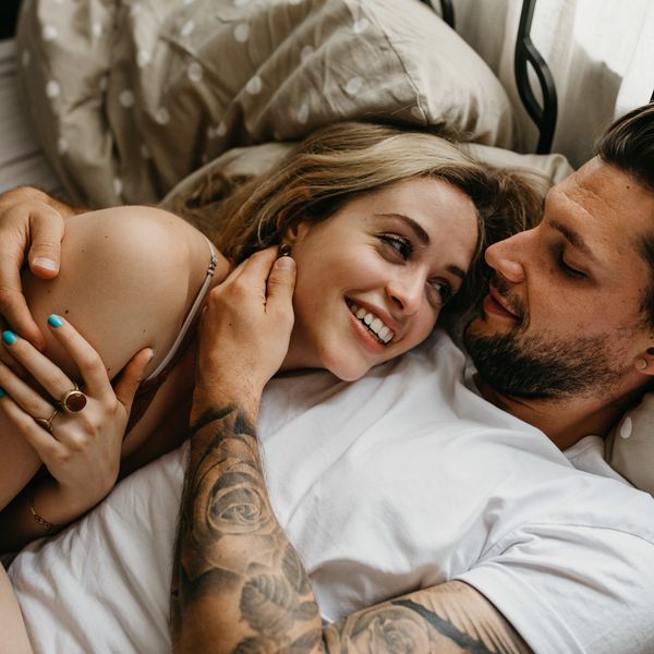 一对幸福的夫妇躺在床上