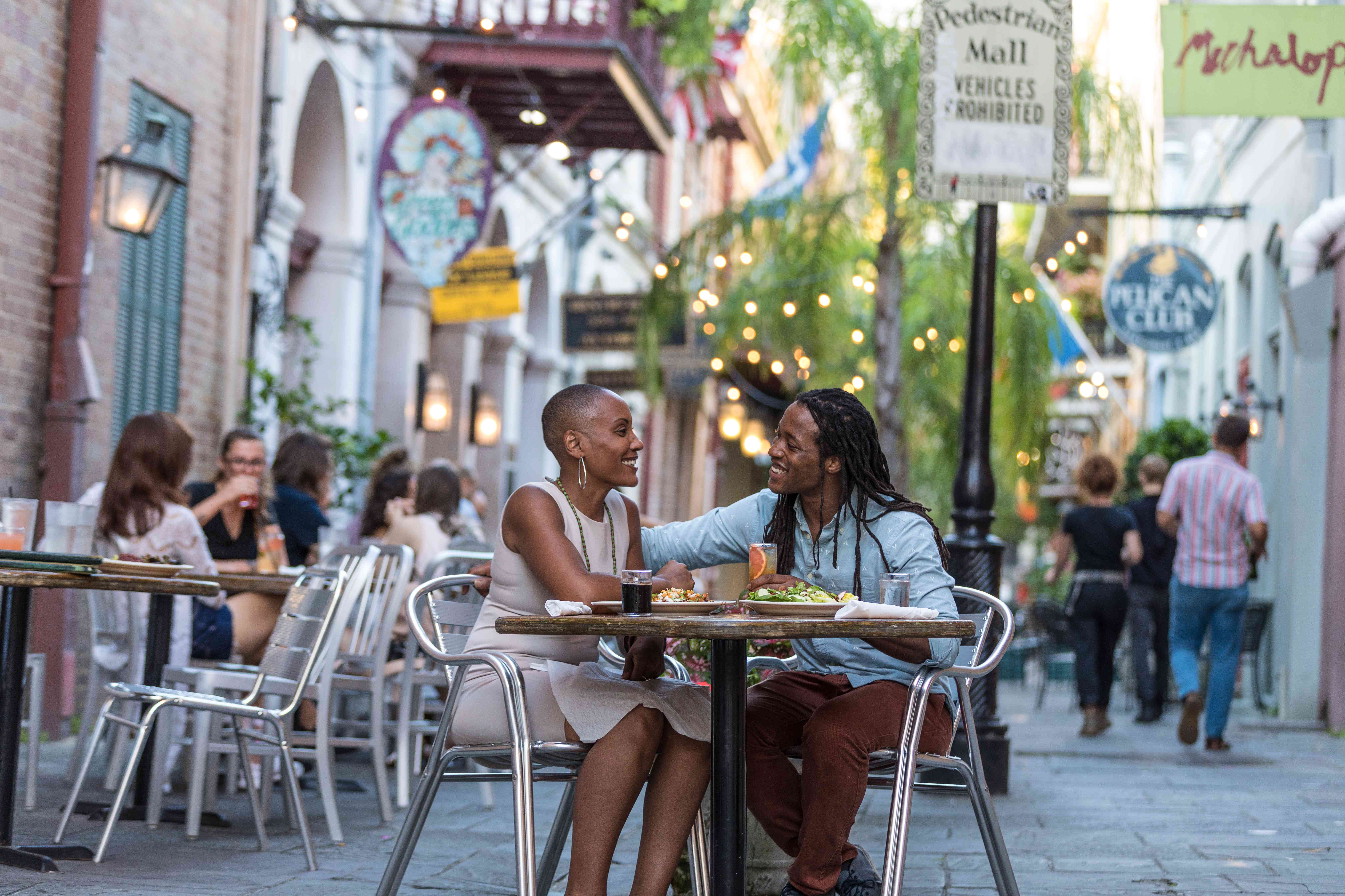 夫妇室外用餐在庭院里在新奥尔良