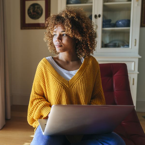 有膝上型计算机的妇女