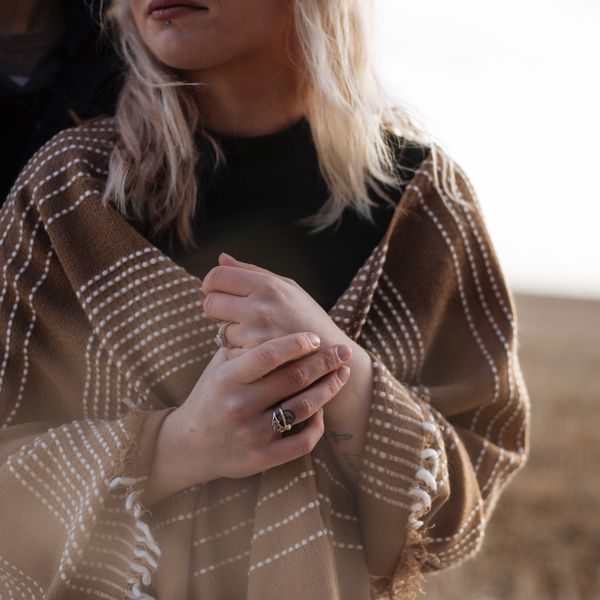 女子抱着她的手