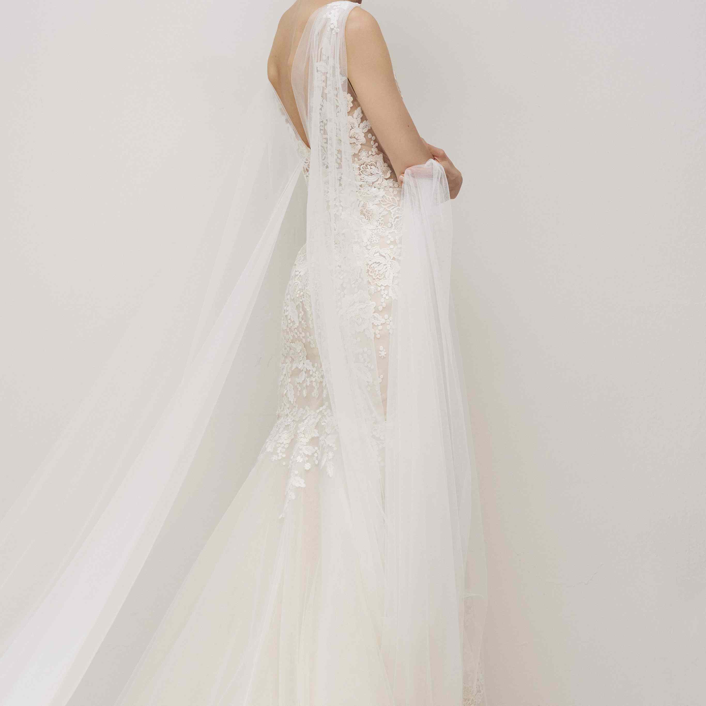 在花蕾丝装修和耀斑礼服与层叠薄纱型号