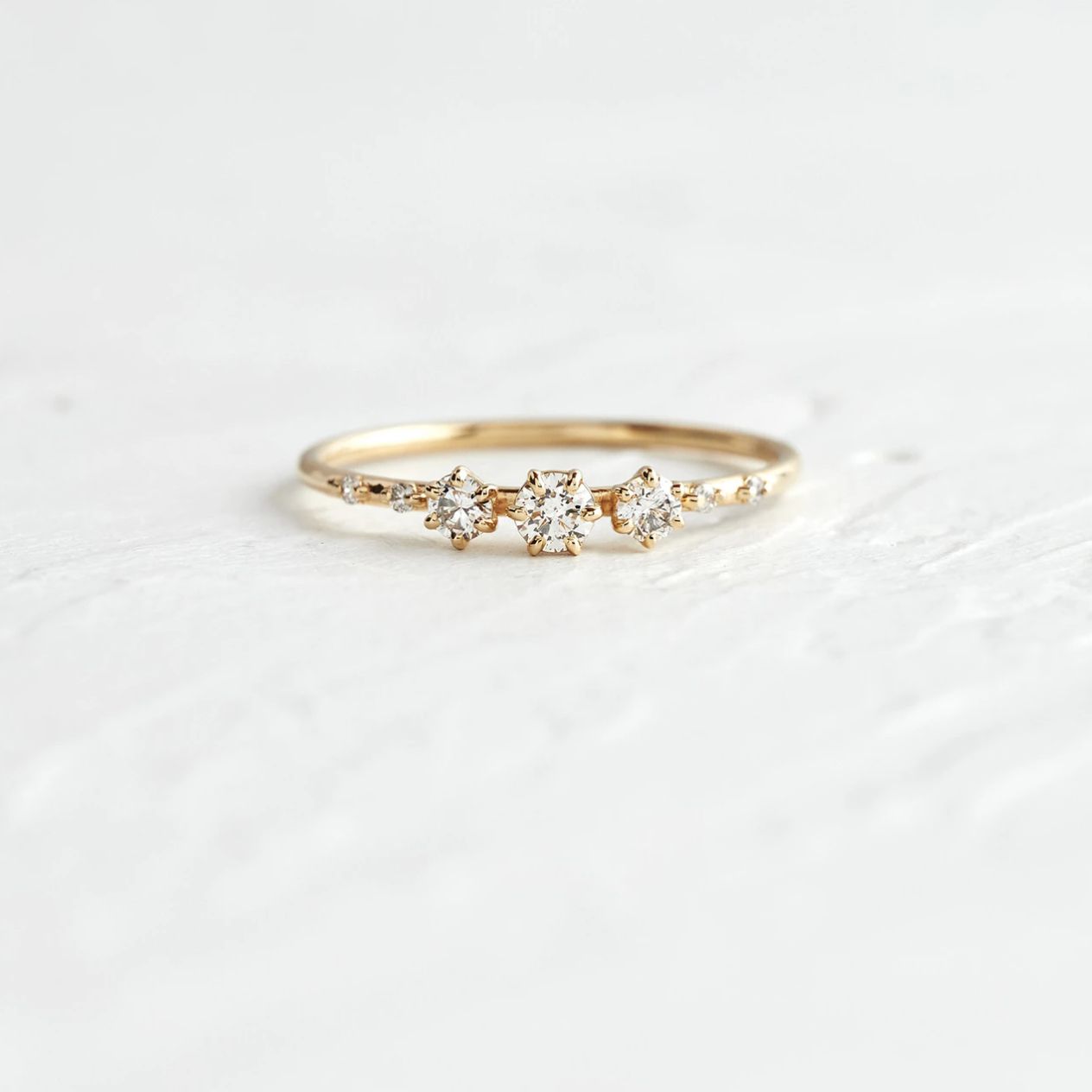 ld乐动官网订婚戒指与中心钻石和较小的带钻石在白色背景