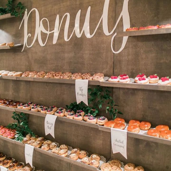 婚礼上摆满了甜甜圈的货架