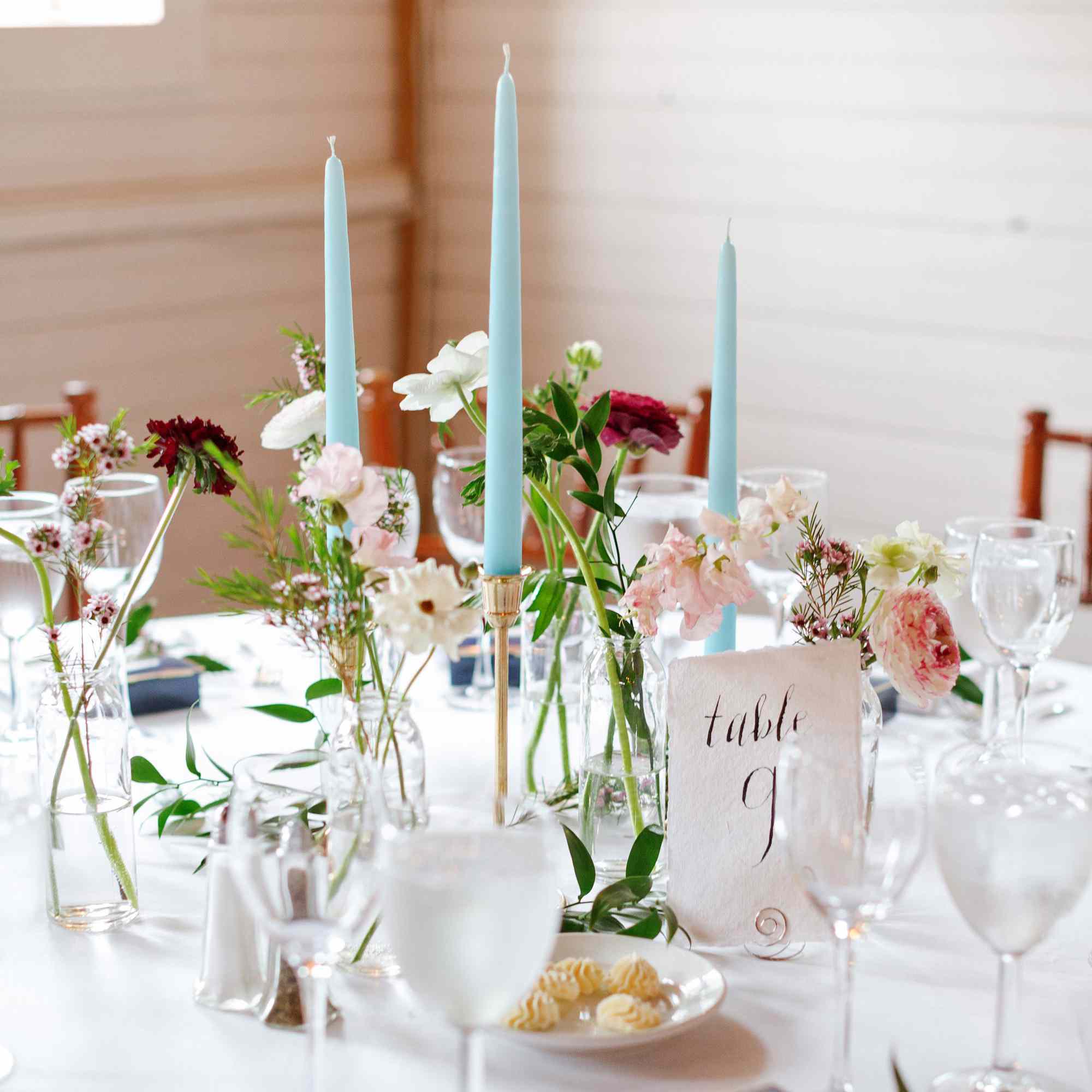 彩色锥形蜡烛中心装饰品