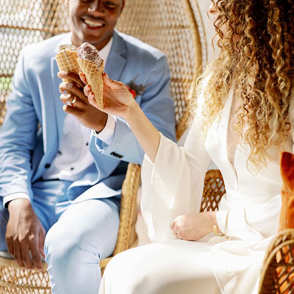 享受冰淇淋的情侣