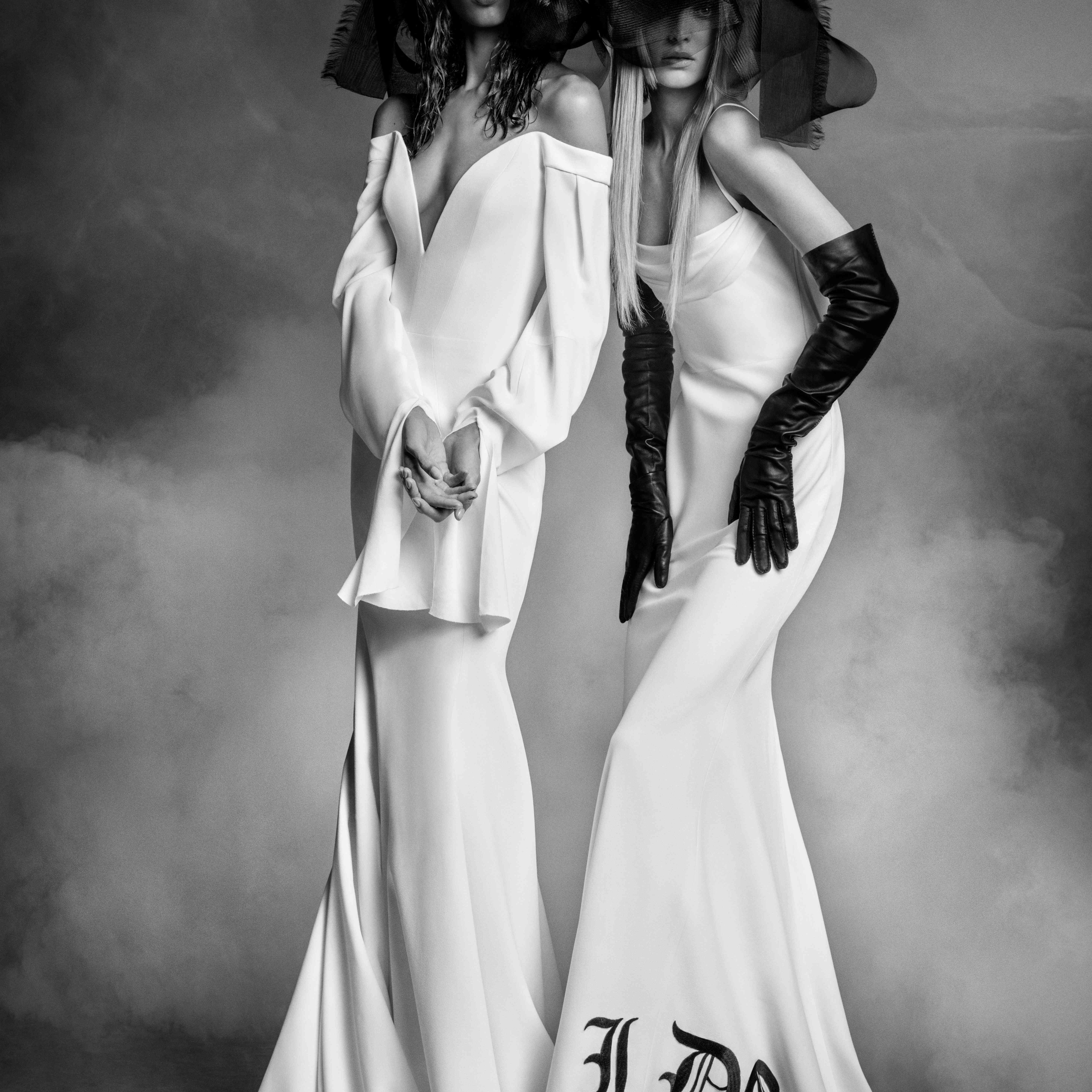 两种模型用黑色头部的长白色婚纱