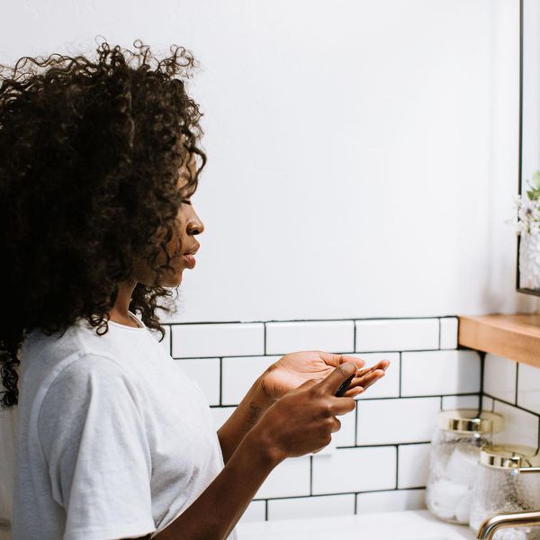 女人在擦润肤霜