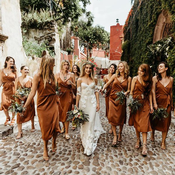 有她的伴娘的新娘