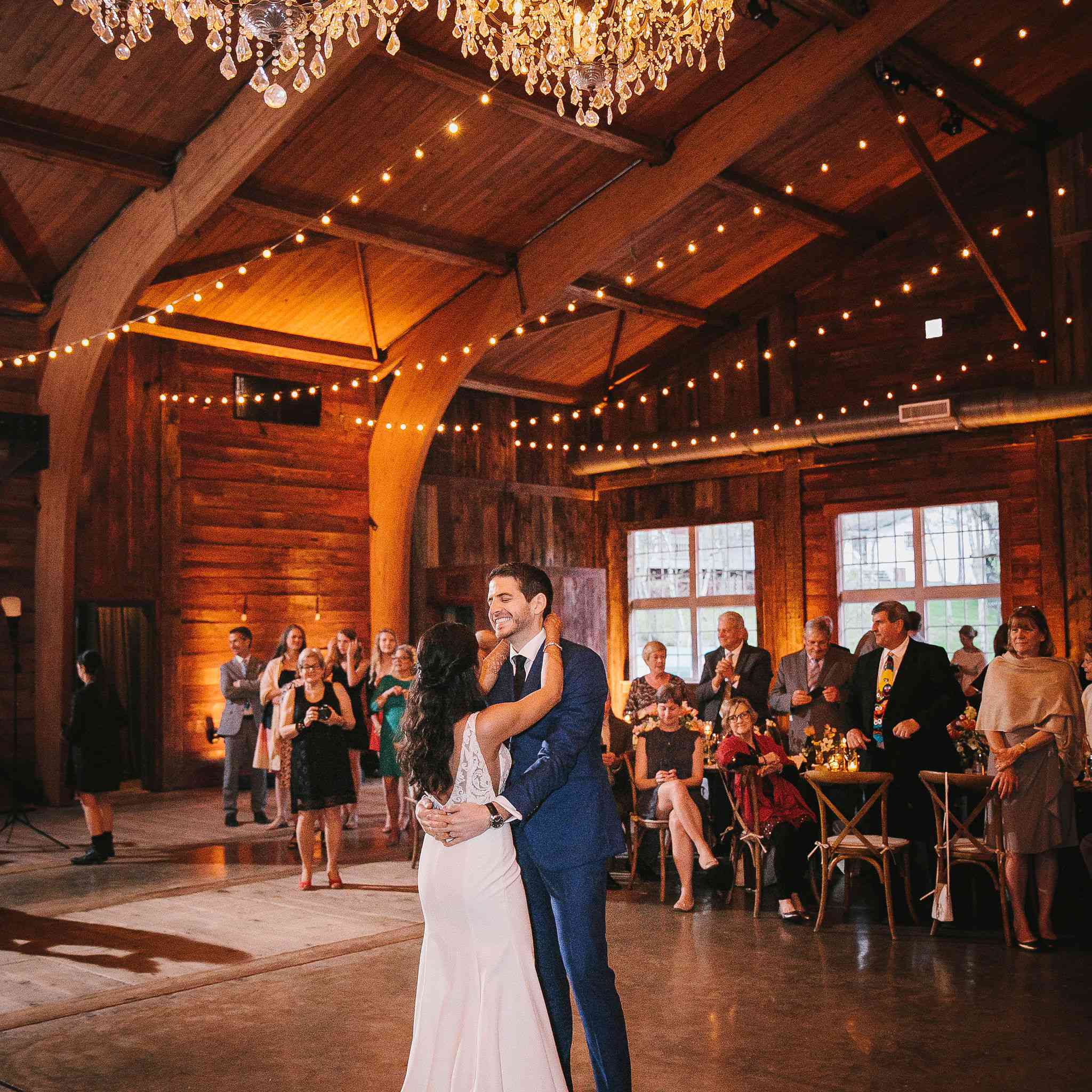 这对夫妻分享他们的第一支舞