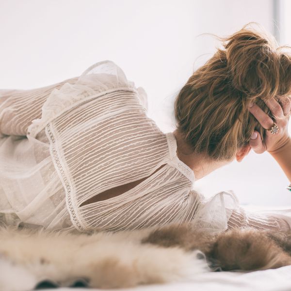 一个女人侧身躺着望着窗外