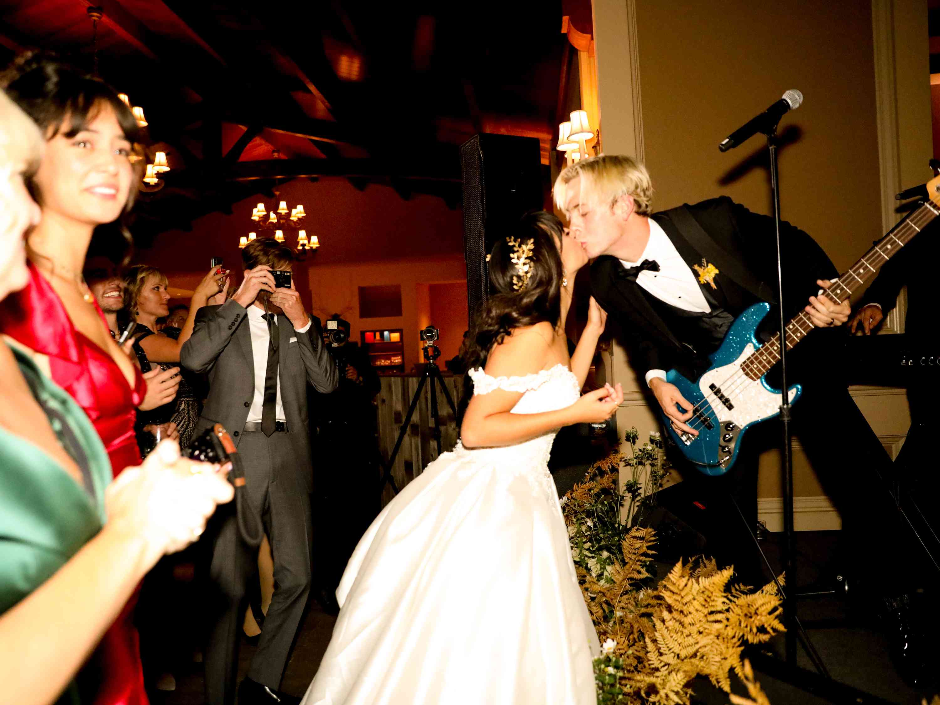 萨凡纳和riker婚礼，新郎表演“class=