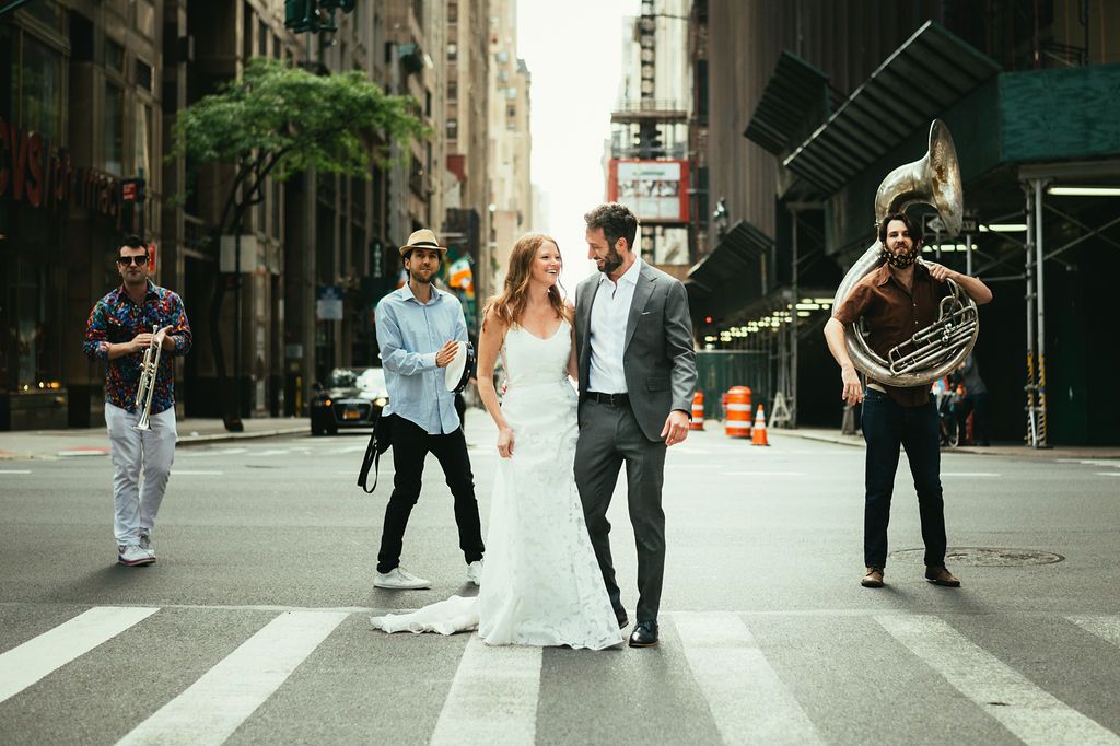 新婚夫妇和铜管乐队