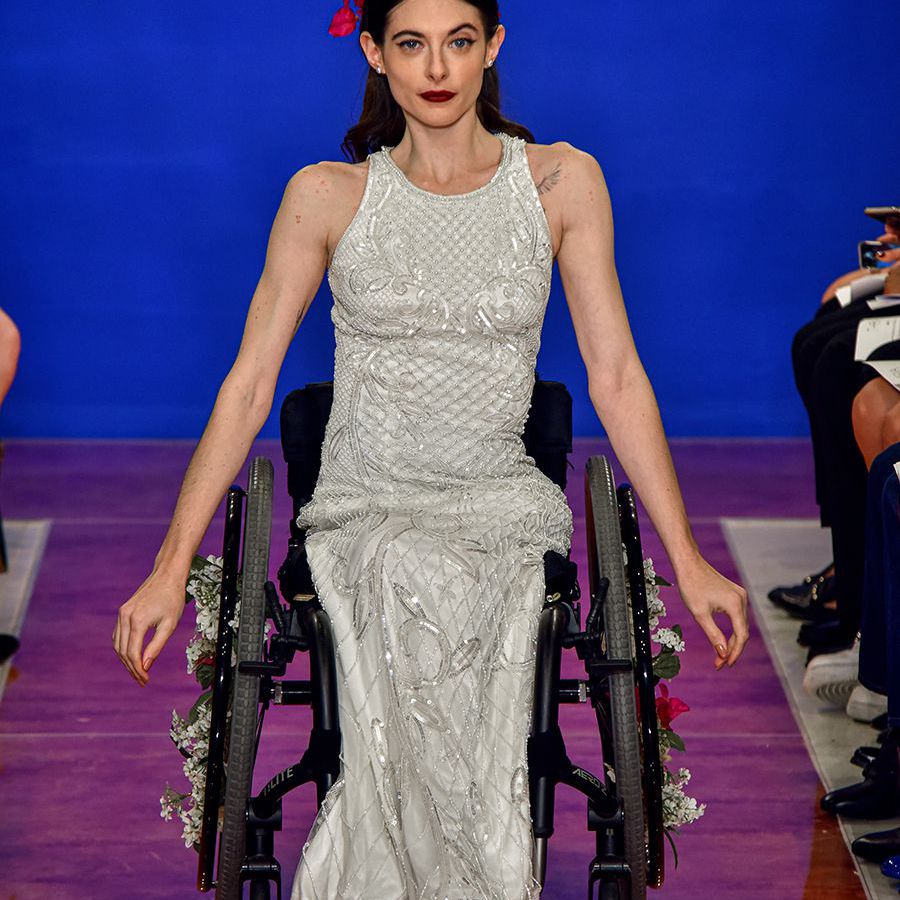 跑道模型与珠无袖合身的礼服,和珍珠刺绣