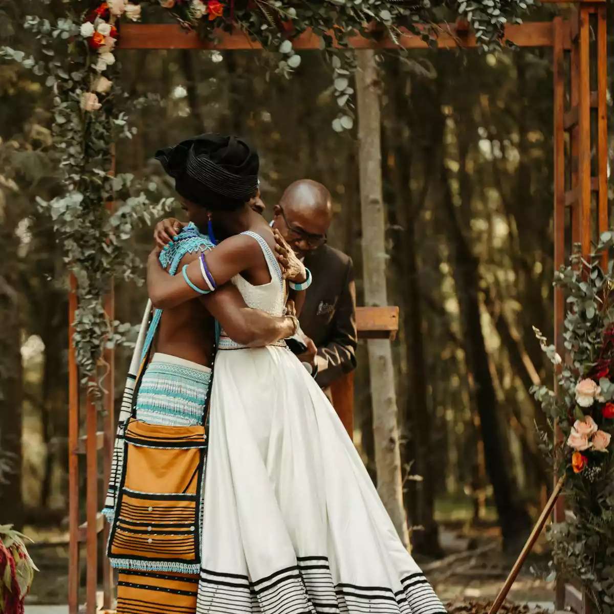 简单的木拱与绿色植物