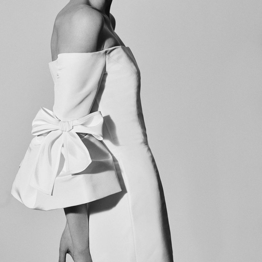 Carolina Herrera的婚纱三季度长袖子