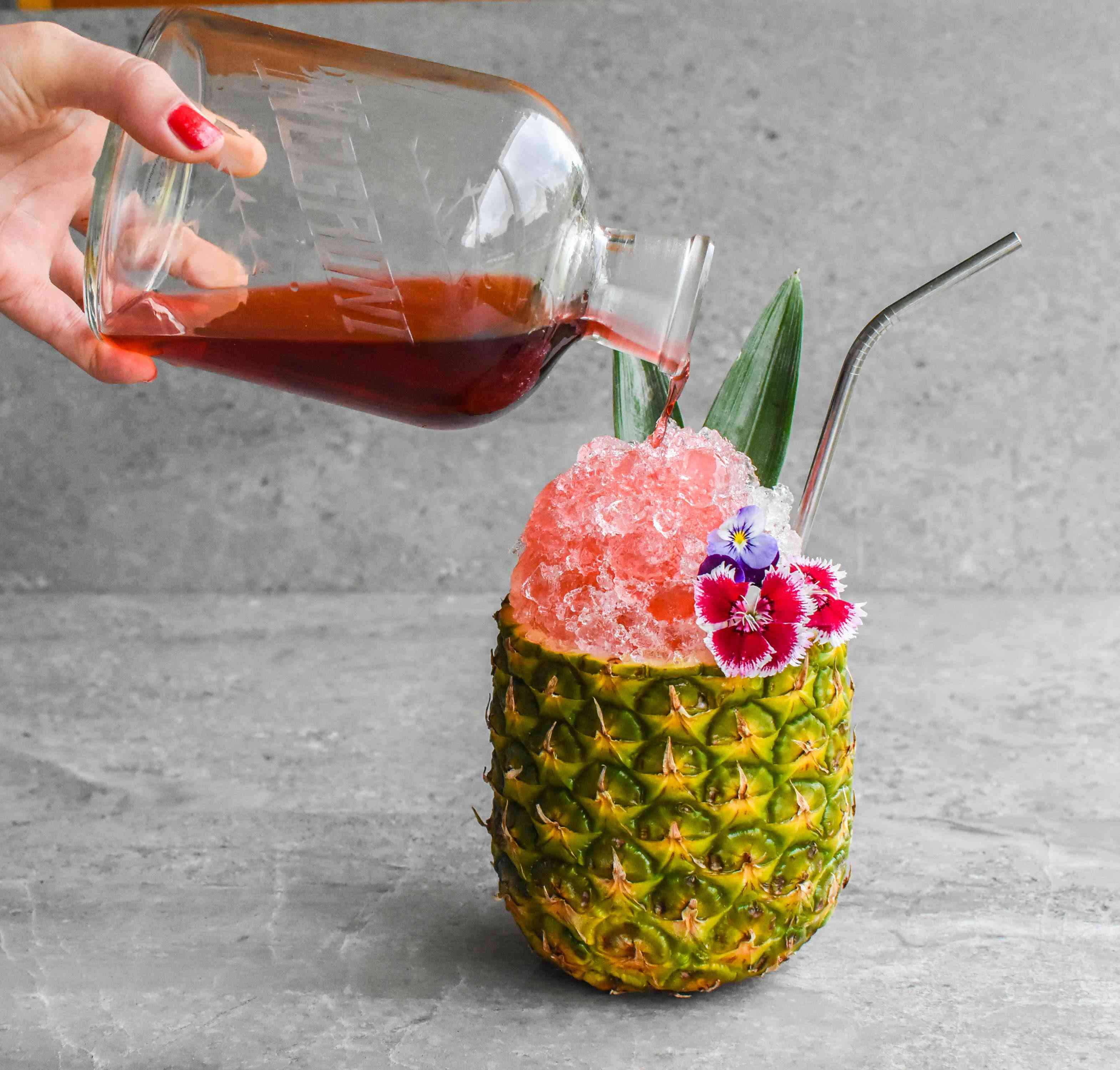 美丽的豪饮热带内格罗尼鸡尾酒