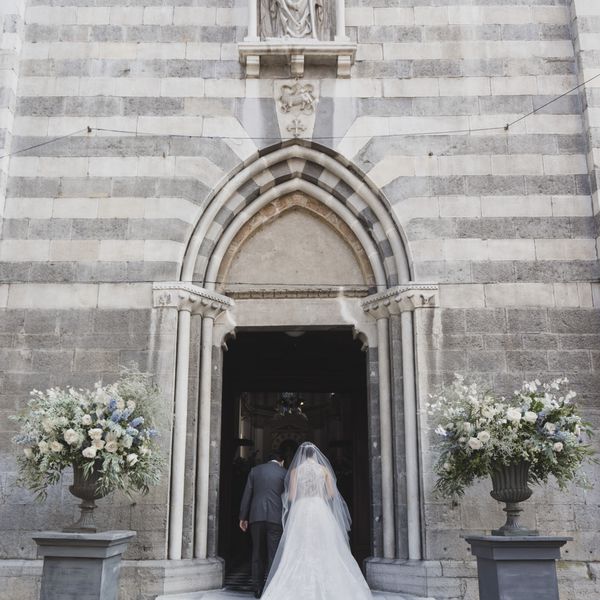 浪漫的科莫湖婚礼，新娘和父亲进入教堂