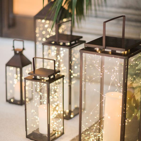 灯笼里挂满了彩灯和柱状蜡烛