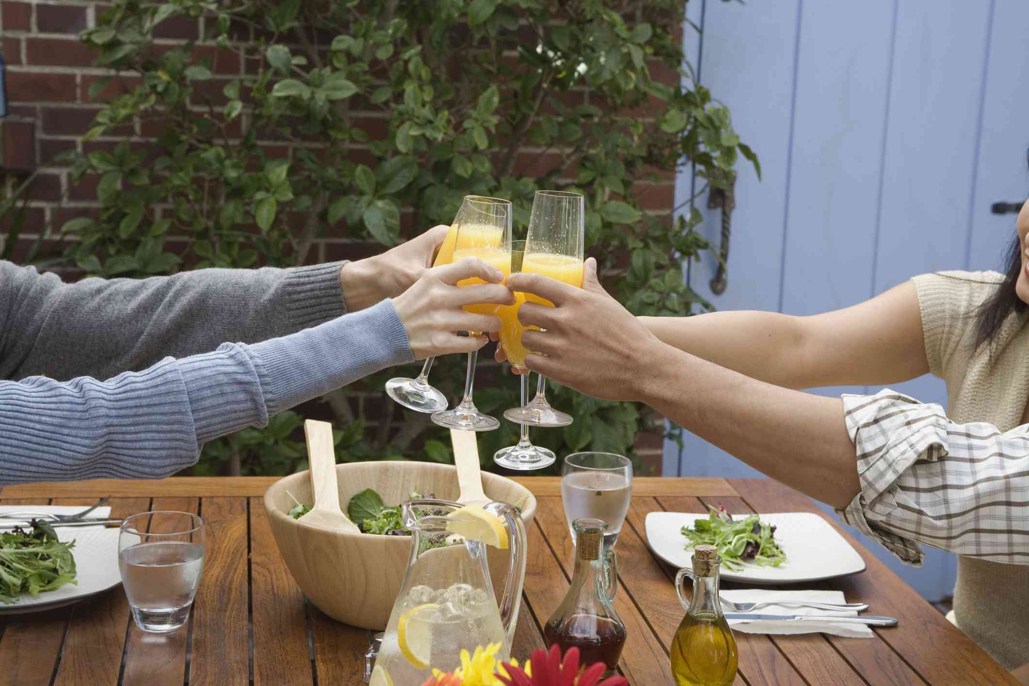 四个人吐唾沫塑料