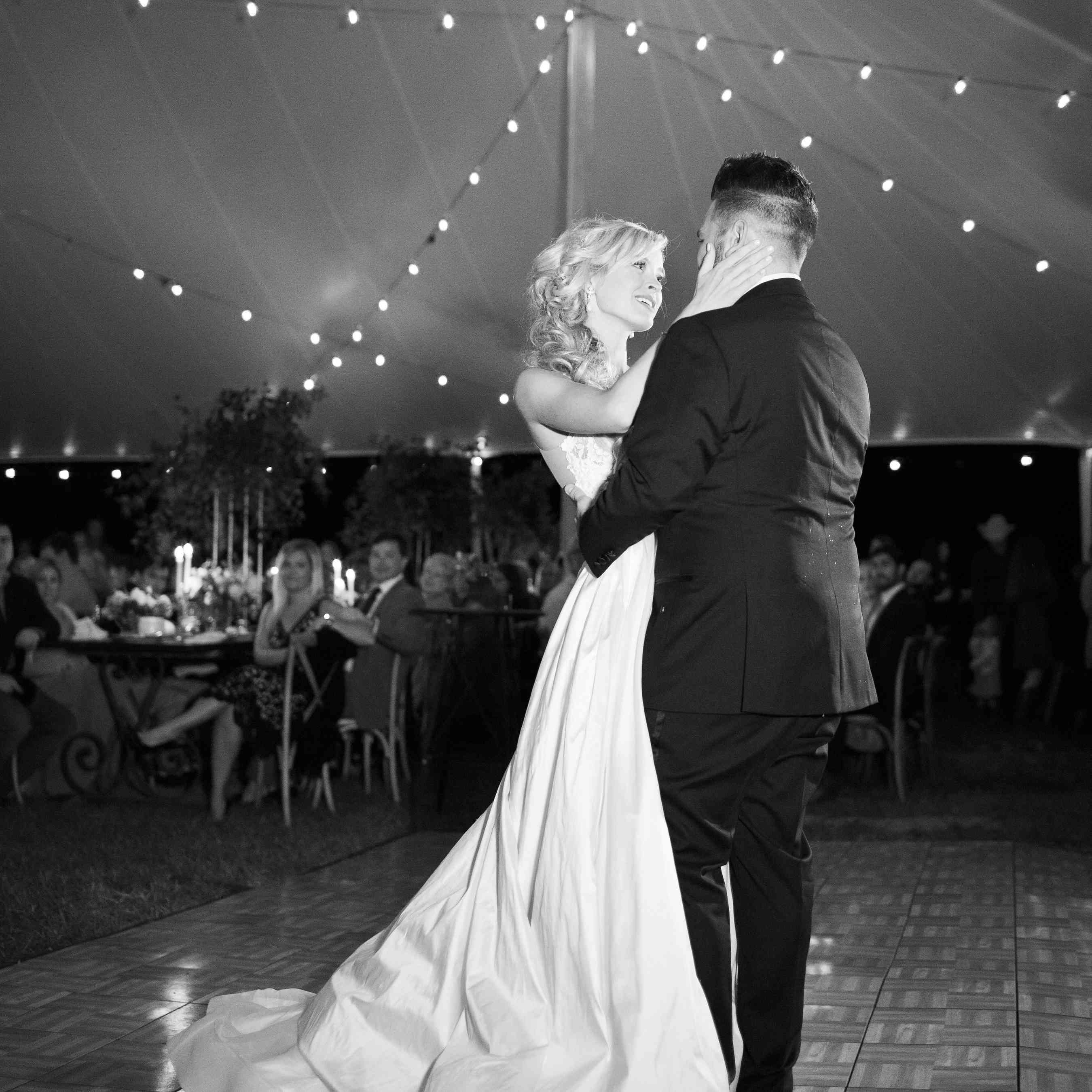 <p>新娘新郎第一支舞</p><br><br>