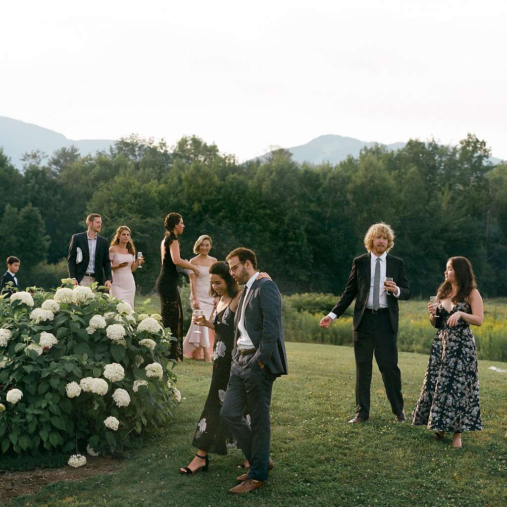 男女同床的客人四处走动