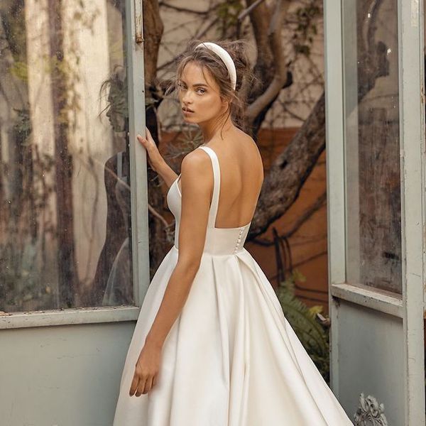 玻璃腹部婚纱礼服的模型，带头带