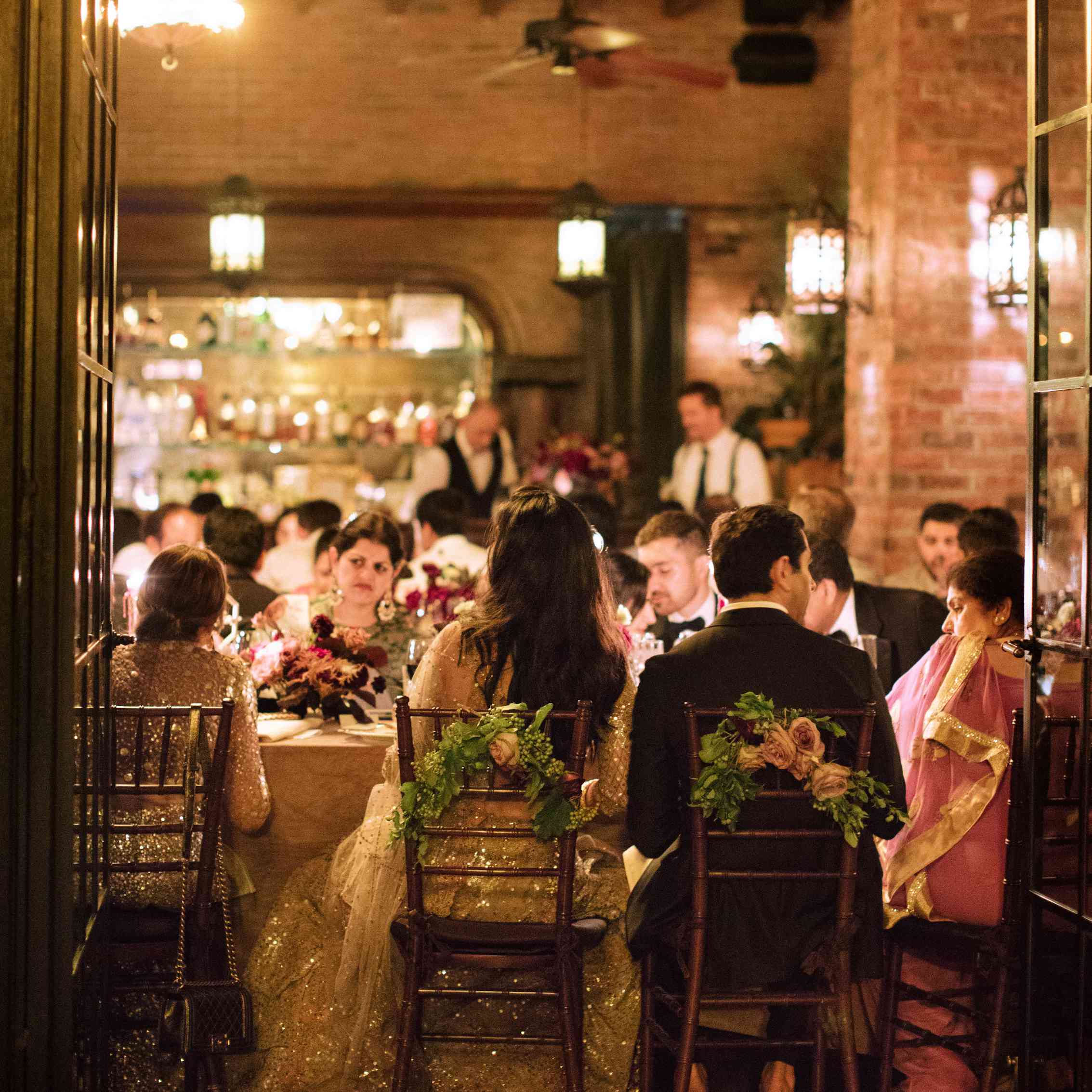 新娘和新郎在餐桌上