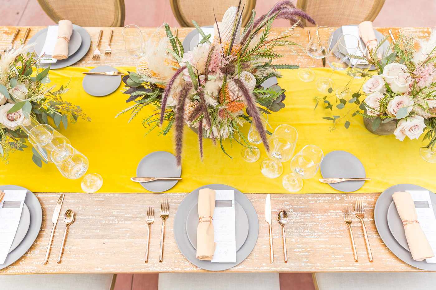 与黄色桌赛跑者的结婚宴会桌