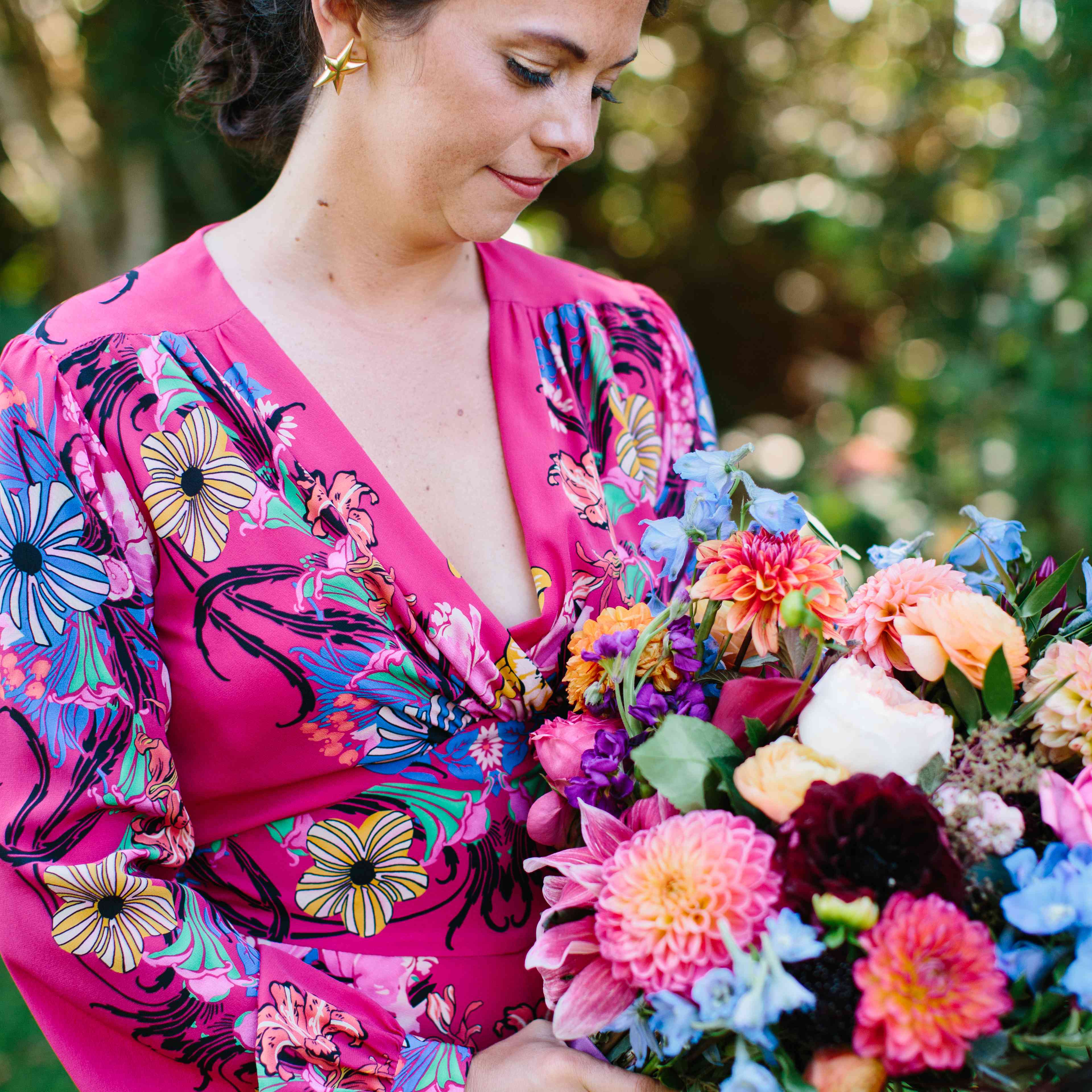 粉红色的礼服的新娘看下来花