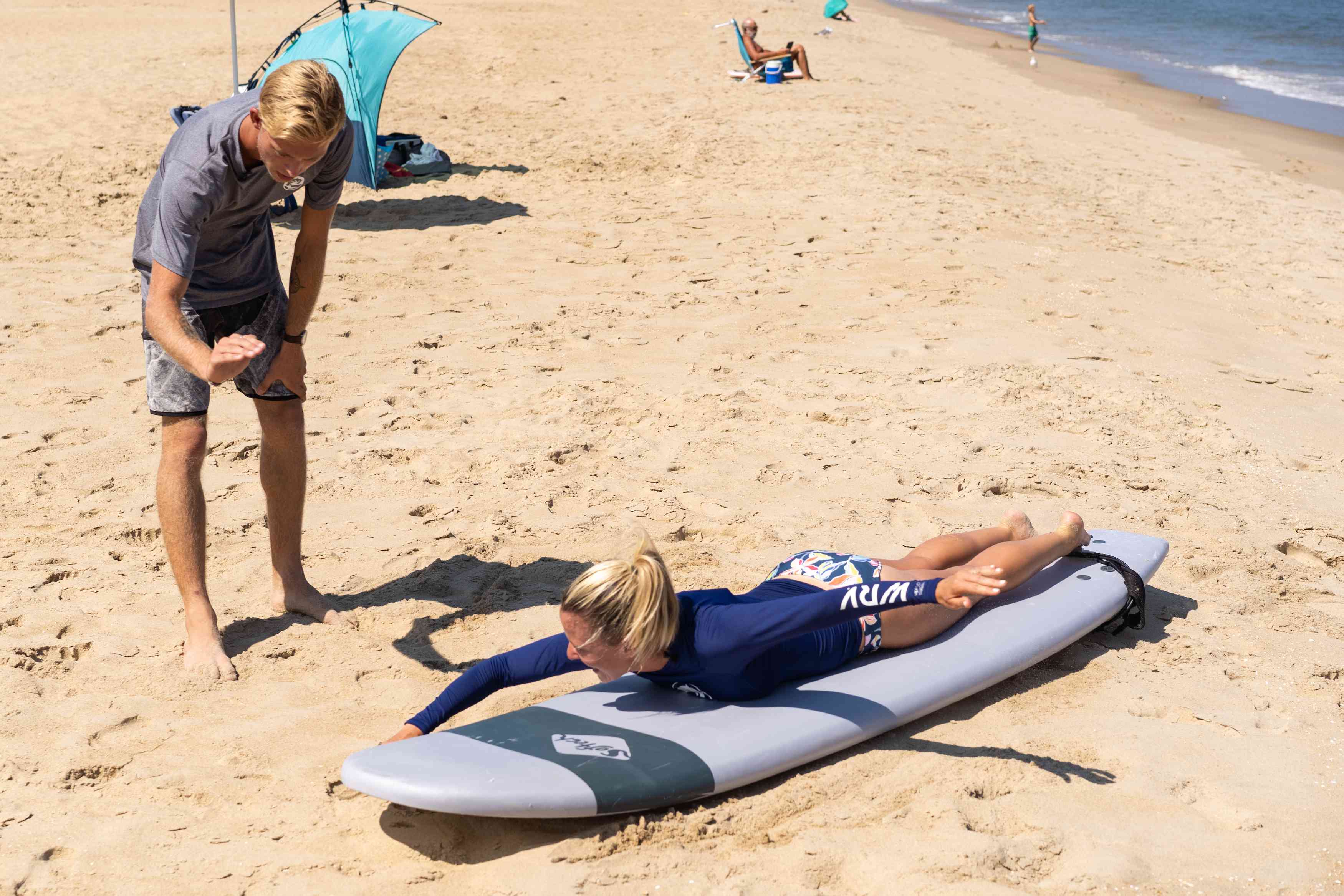 在弗吉尼亚海滩上冲浪的女人