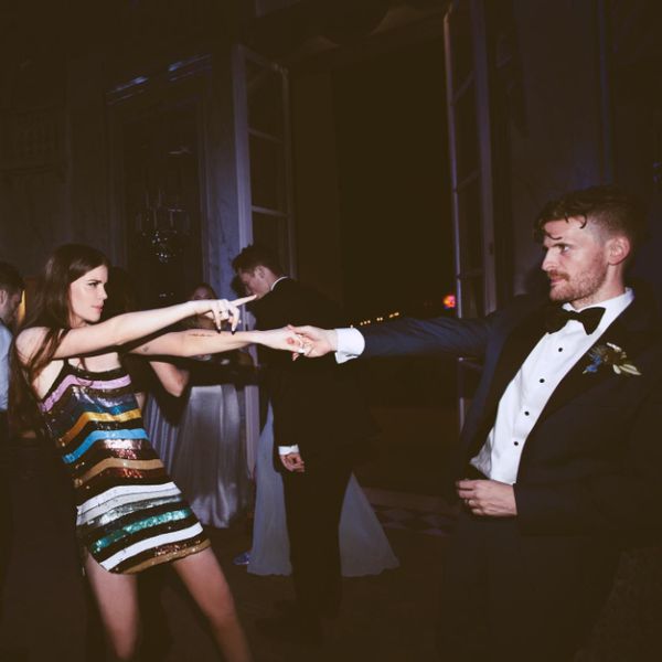 在婚宴上跳舞的男人和女人