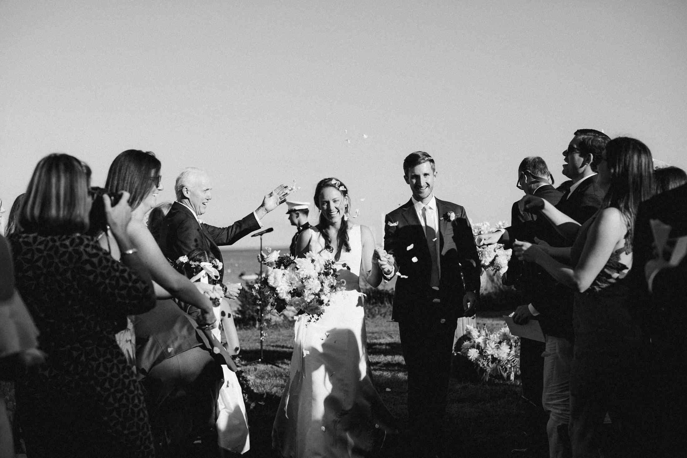 家庭乡村马萨诸塞州婚礼，新娘和新郎的仪式后退