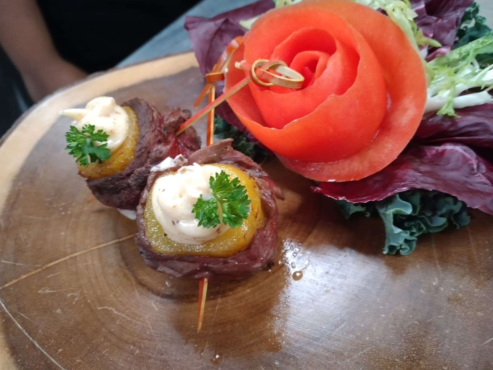 裙子牛排和大蕉串